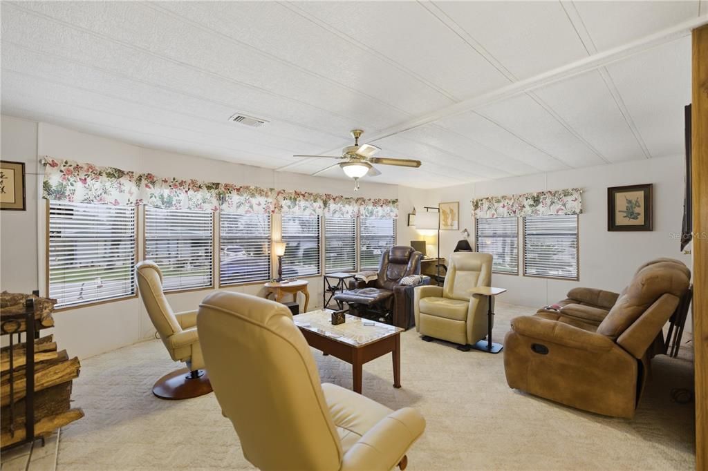 合同活跃: $154,999 (2 贝兹, 2 浴室, 1399 平方英尺)