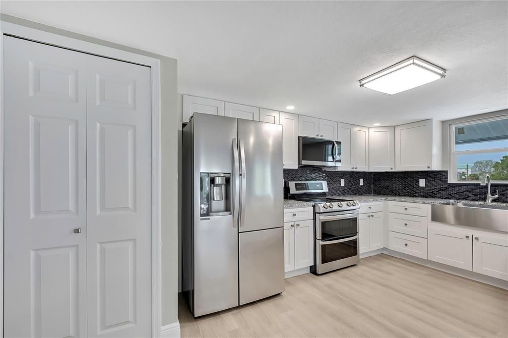 На продажу: $860,000 (5 спален, 0 ванн, 2432 Квадратных фут)