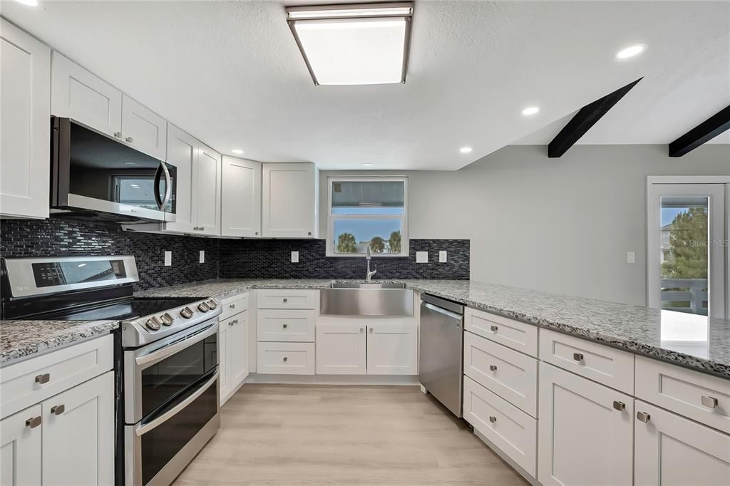 На продажу: $860,000 (5 спален, 0 ванн, 2432 Квадратных фут)