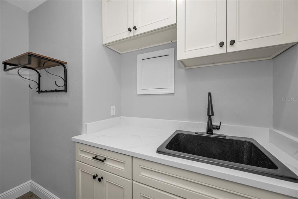 合同活跃: $950,000 (4 贝兹, 3 浴室, 2268 平方英尺)