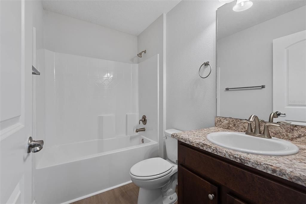 Activo con contrato: $395,000 (4 camas, 3 baños, 2249 Pies cuadrados)