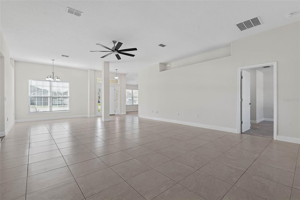 Activo con contrato: $395,000 (4 camas, 3 baños, 2249 Pies cuadrados)
