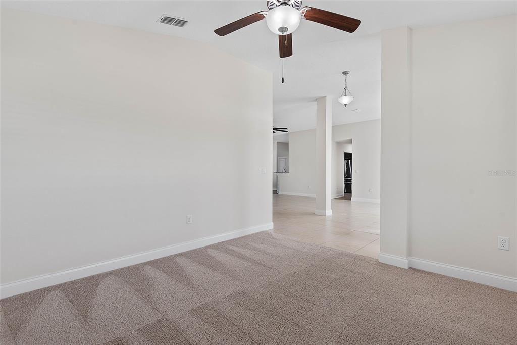 Activo con contrato: $395,000 (4 camas, 3 baños, 2249 Pies cuadrados)