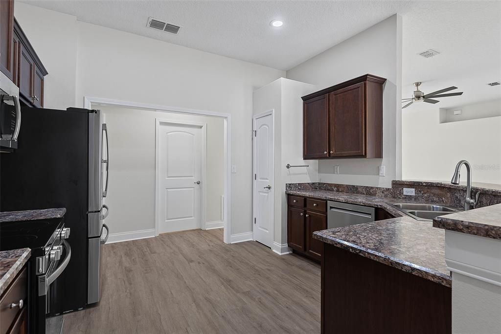 Activo con contrato: $395,000 (4 camas, 3 baños, 2249 Pies cuadrados)
