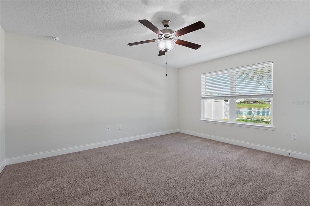 Activo con contrato: $395,000 (4 camas, 3 baños, 2249 Pies cuadrados)