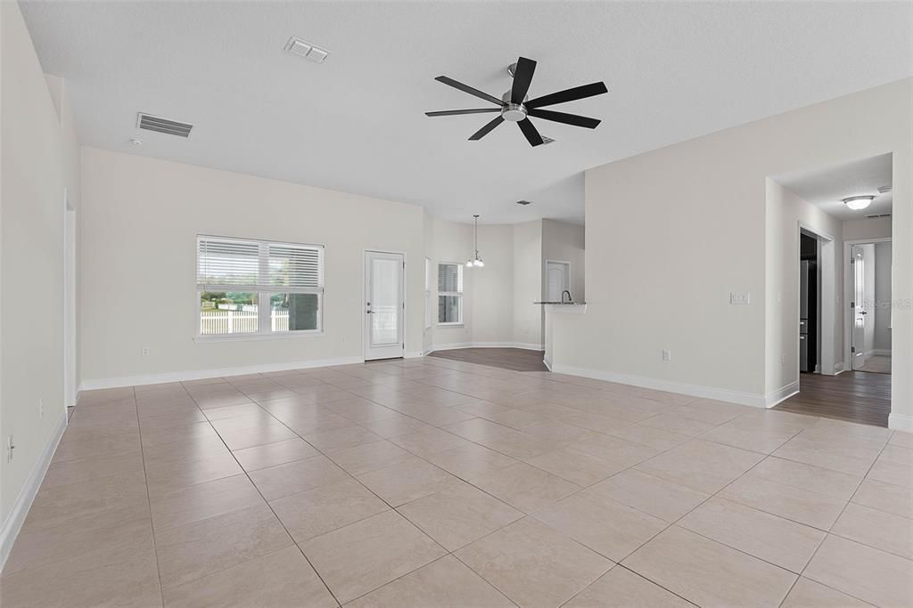 Activo con contrato: $395,000 (4 camas, 3 baños, 2249 Pies cuadrados)