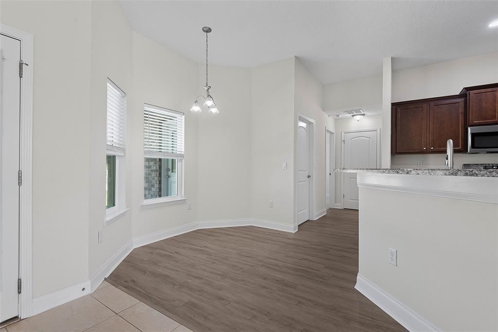 Activo con contrato: $395,000 (4 camas, 3 baños, 2249 Pies cuadrados)