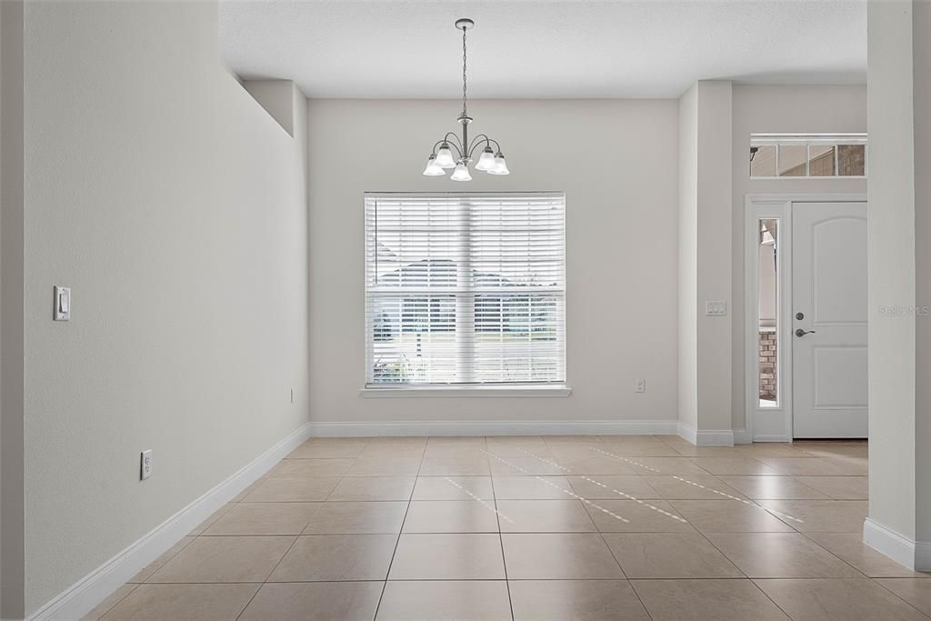 Activo con contrato: $395,000 (4 camas, 3 baños, 2249 Pies cuadrados)