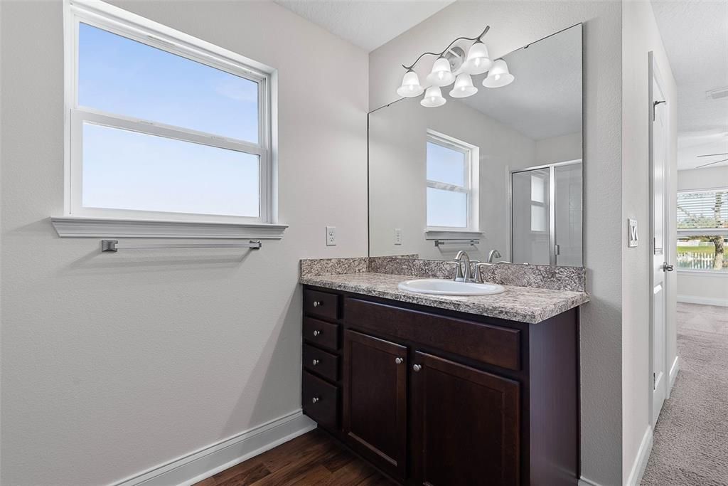 Activo con contrato: $395,000 (4 camas, 3 baños, 2249 Pies cuadrados)
