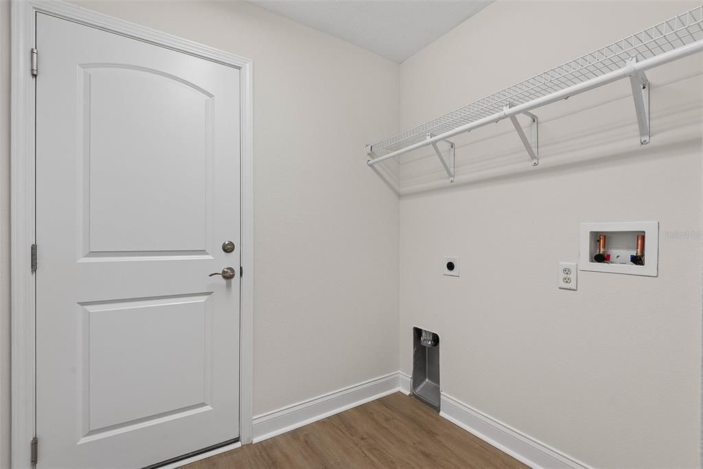 Activo con contrato: $395,000 (4 camas, 3 baños, 2249 Pies cuadrados)