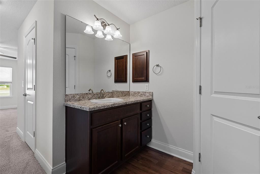 Activo con contrato: $395,000 (4 camas, 3 baños, 2249 Pies cuadrados)