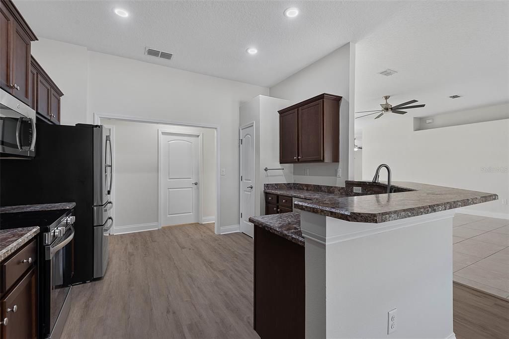 Activo con contrato: $395,000 (4 camas, 3 baños, 2249 Pies cuadrados)