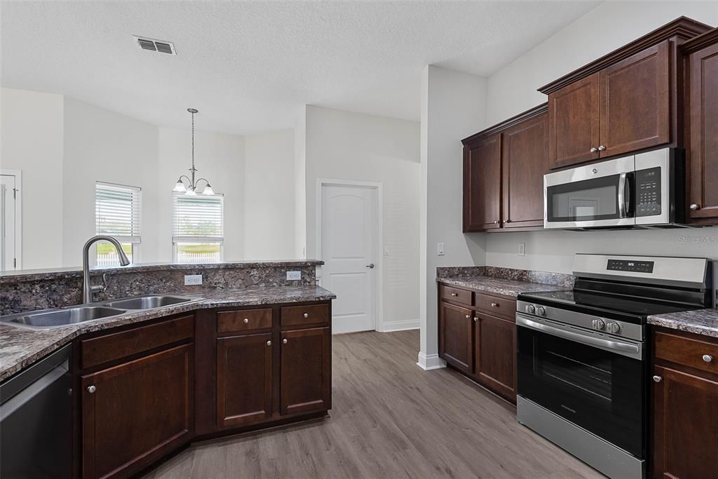 Activo con contrato: $395,000 (4 camas, 3 baños, 2249 Pies cuadrados)