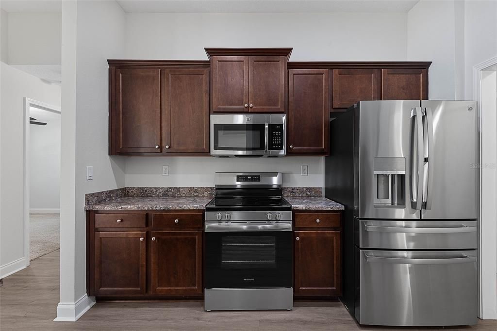 Activo con contrato: $395,000 (4 camas, 3 baños, 2249 Pies cuadrados)