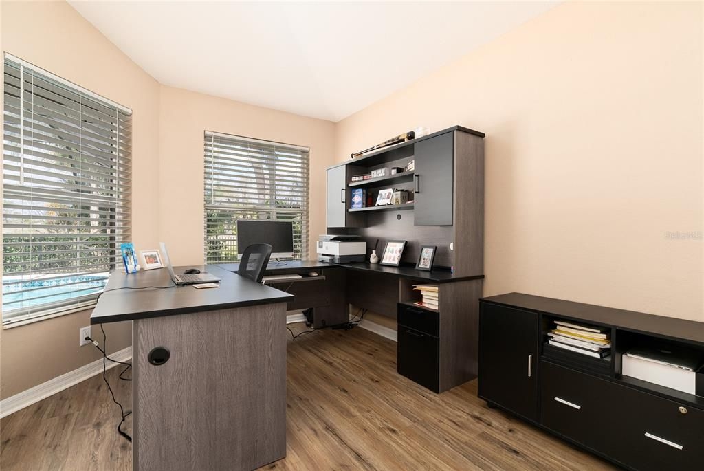 Activo con contrato: $695,000 (4 camas, 3 baños, 3155 Pies cuadrados)