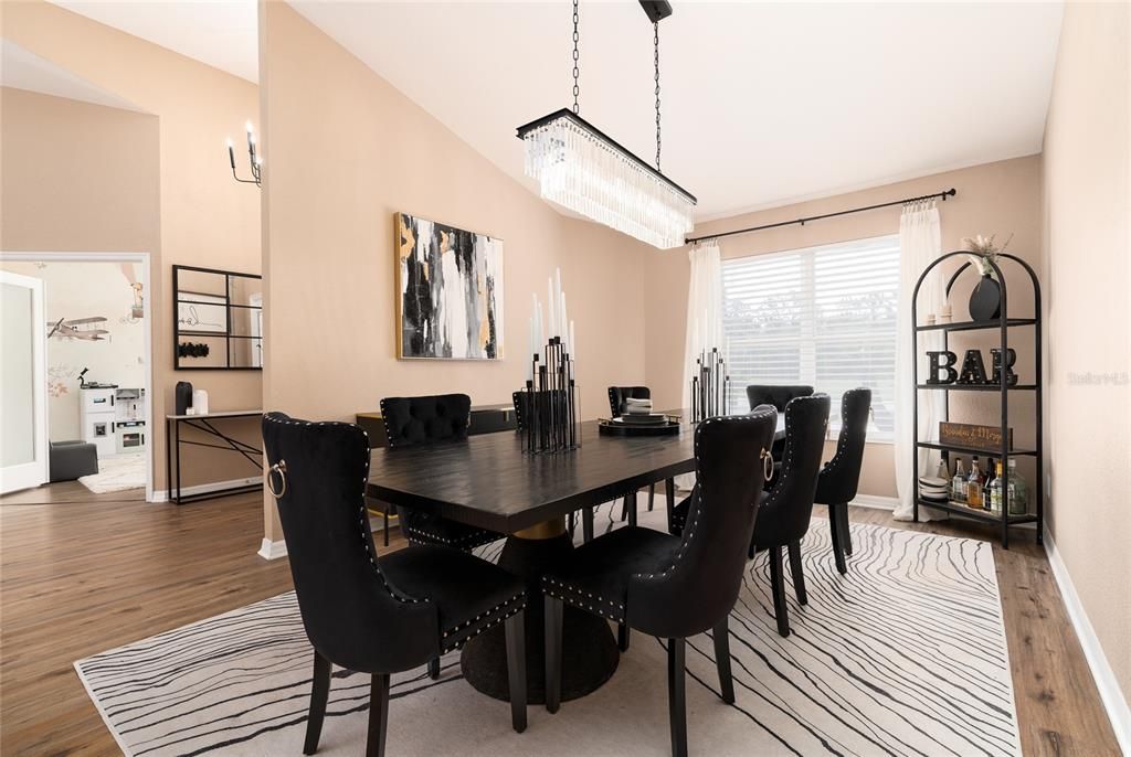 Activo con contrato: $695,000 (4 camas, 3 baños, 3155 Pies cuadrados)