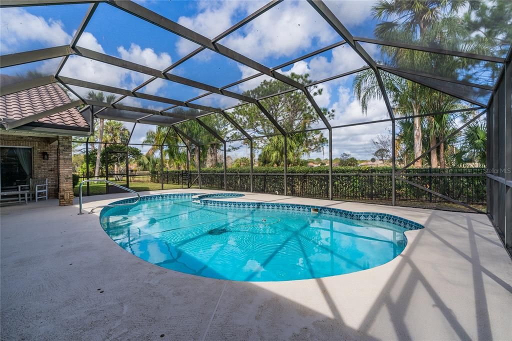 Activo con contrato: $695,000 (4 camas, 3 baños, 3155 Pies cuadrados)