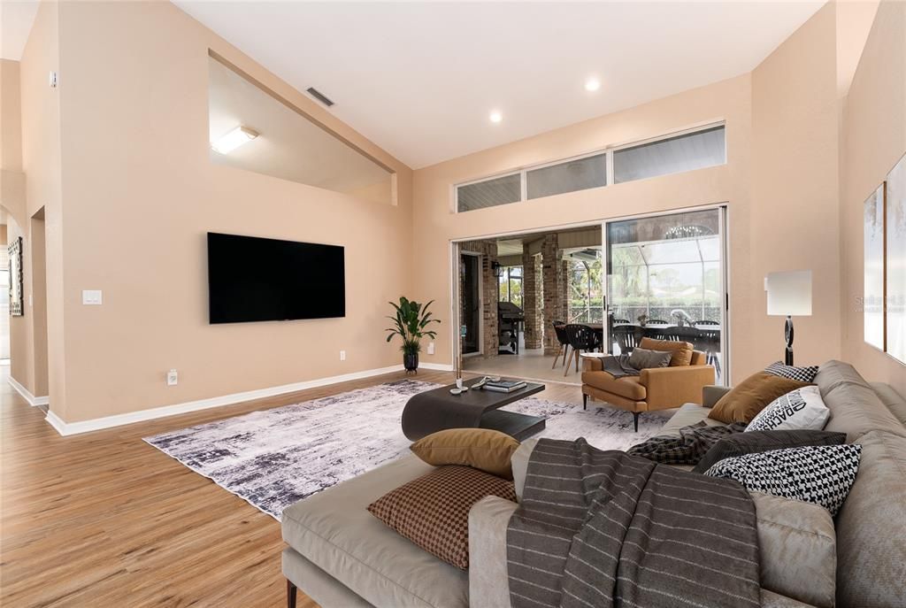 Activo con contrato: $695,000 (4 camas, 3 baños, 3155 Pies cuadrados)