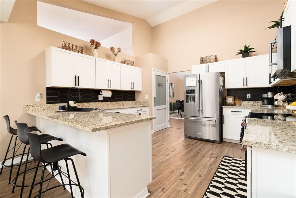 Activo con contrato: $695,000 (4 camas, 3 baños, 3155 Pies cuadrados)