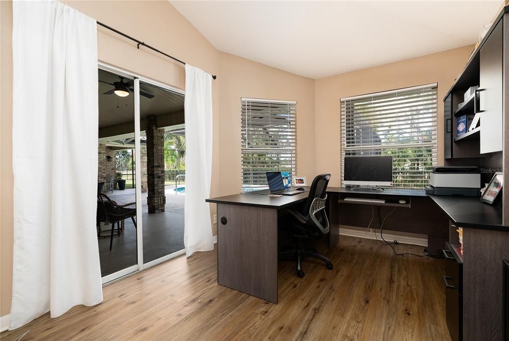 Activo con contrato: $695,000 (4 camas, 3 baños, 3155 Pies cuadrados)
