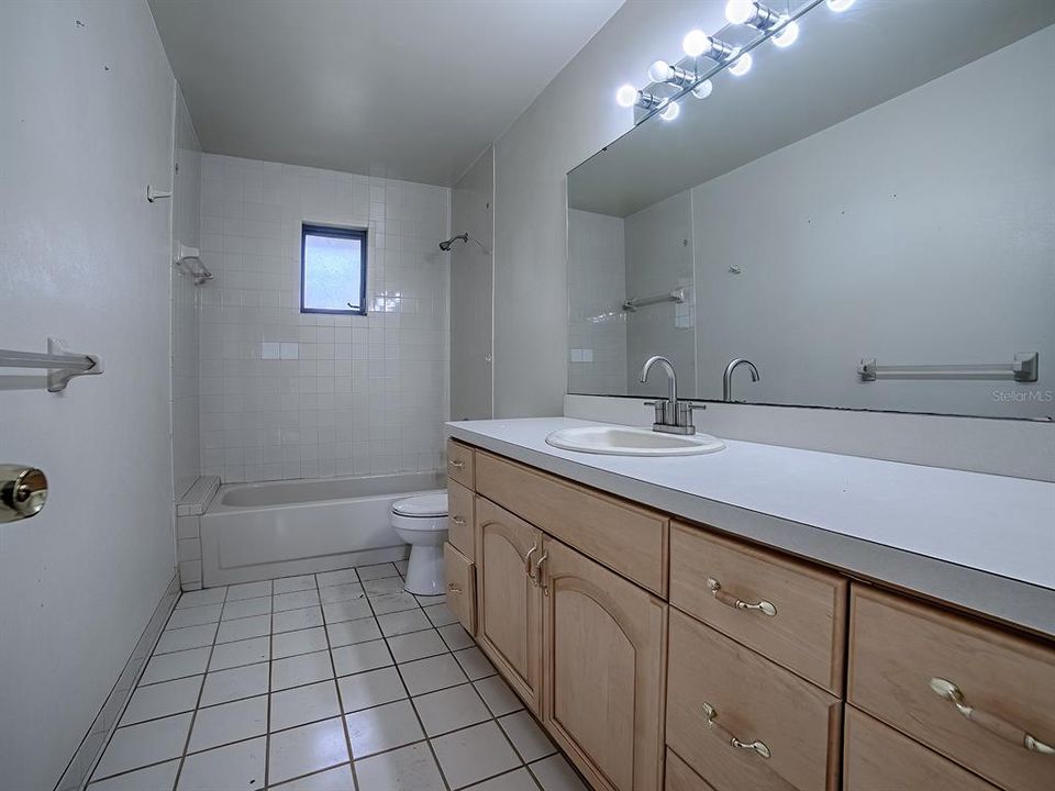 Activo con contrato: $299,900 (3 camas, 2 baños, 1839 Pies cuadrados)