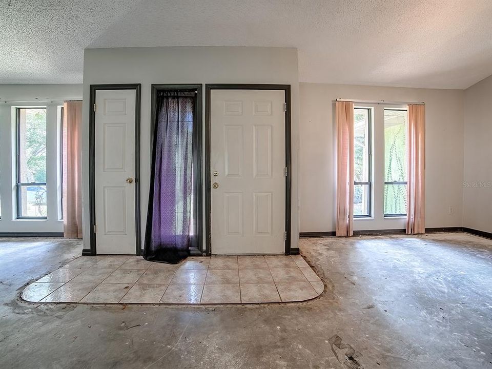 Activo con contrato: $299,900 (3 camas, 2 baños, 1839 Pies cuadrados)