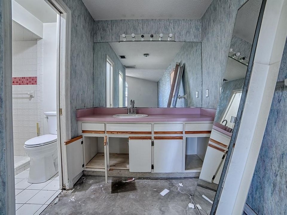 Activo con contrato: $299,900 (3 camas, 2 baños, 1839 Pies cuadrados)