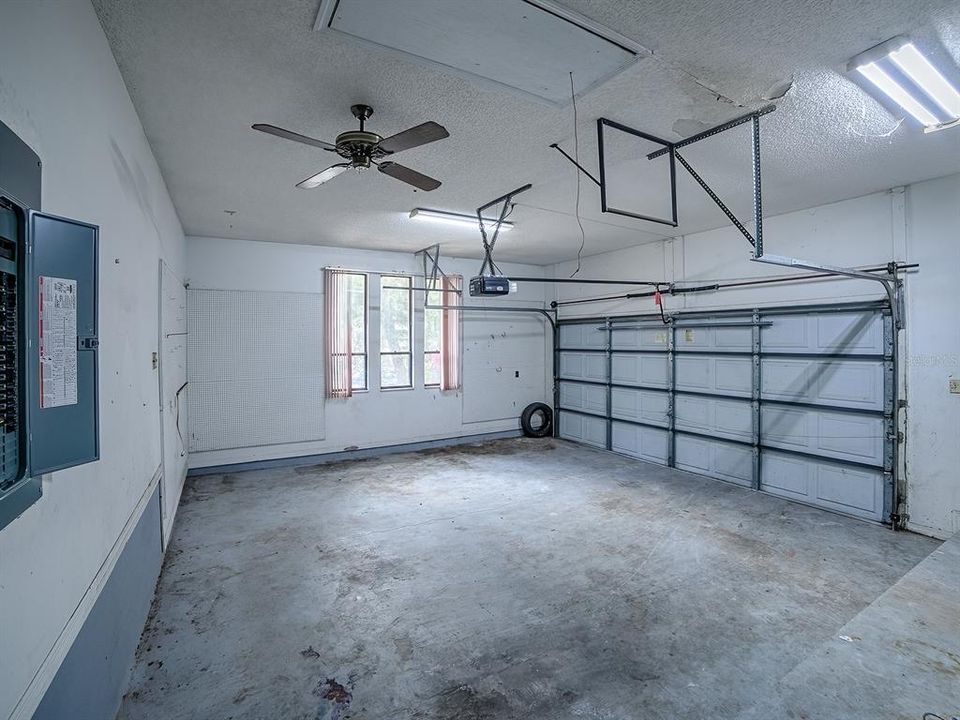 Activo con contrato: $299,900 (3 camas, 2 baños, 1839 Pies cuadrados)