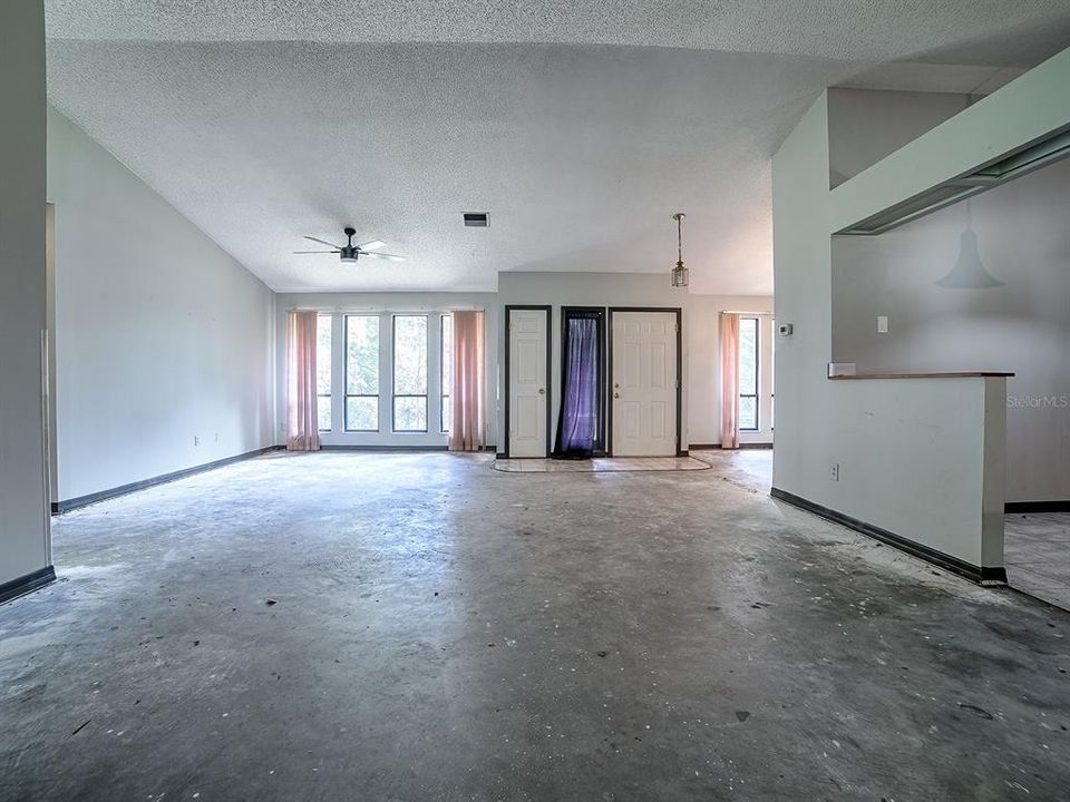 Activo con contrato: $299,900 (3 camas, 2 baños, 1839 Pies cuadrados)