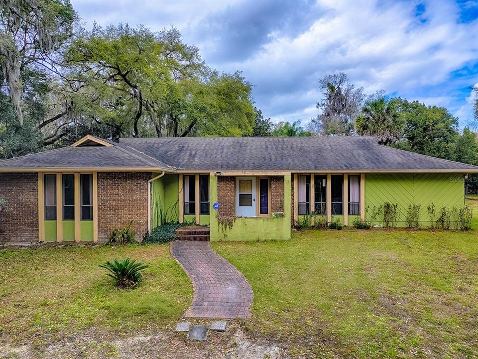 Activo con contrato: $299,900 (3 camas, 2 baños, 1839 Pies cuadrados)