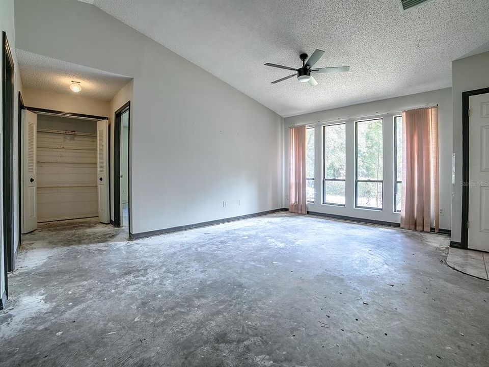 Activo con contrato: $299,900 (3 camas, 2 baños, 1839 Pies cuadrados)