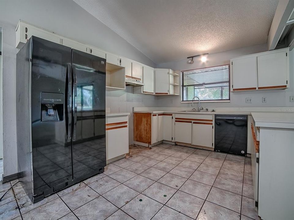 Activo con contrato: $299,900 (3 camas, 2 baños, 1839 Pies cuadrados)