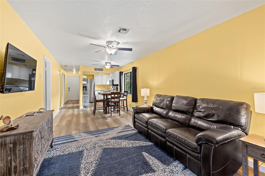 For Sale: $345,000 (2 beds, 2 baths, 923 Square Feet)