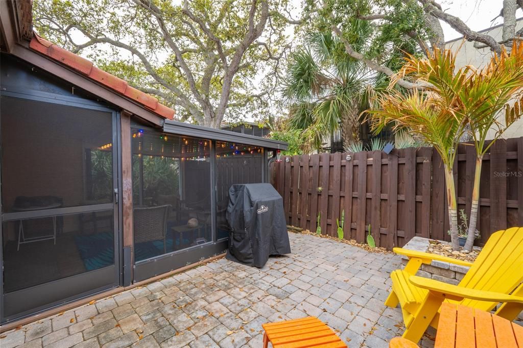 For Sale: $345,000 (2 beds, 2 baths, 923 Square Feet)