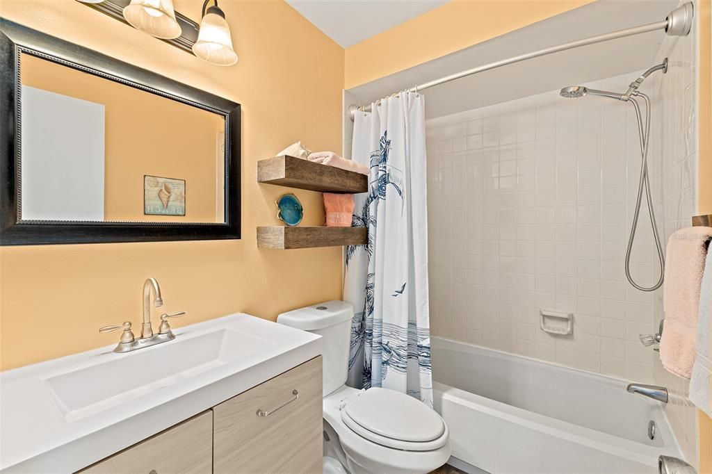 For Sale: $345,000 (2 beds, 2 baths, 923 Square Feet)