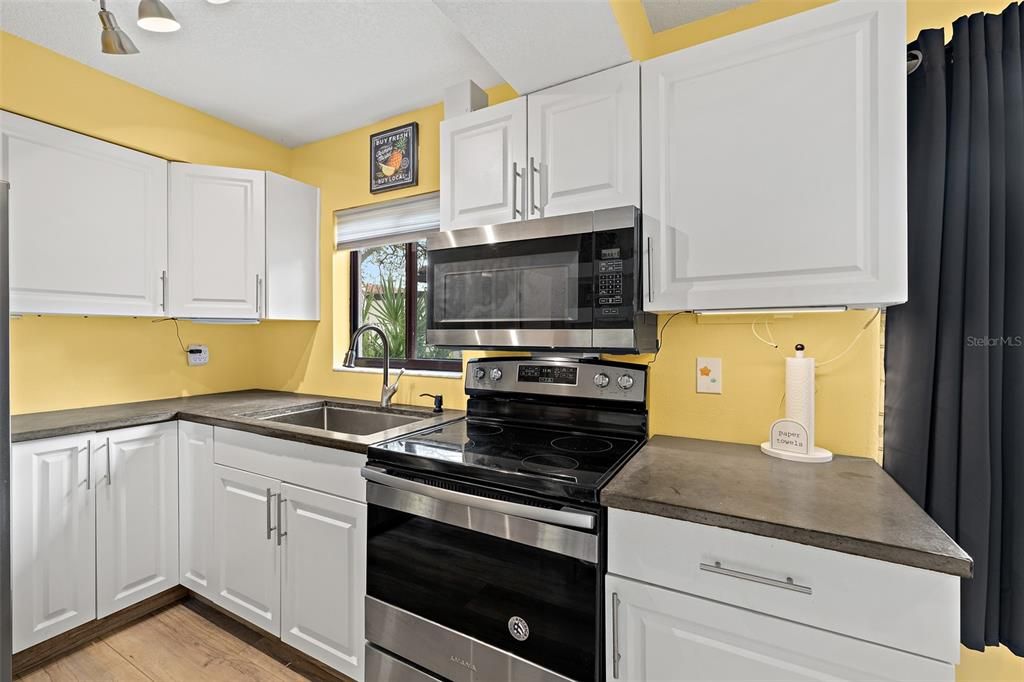 For Sale: $345,000 (2 beds, 2 baths, 923 Square Feet)