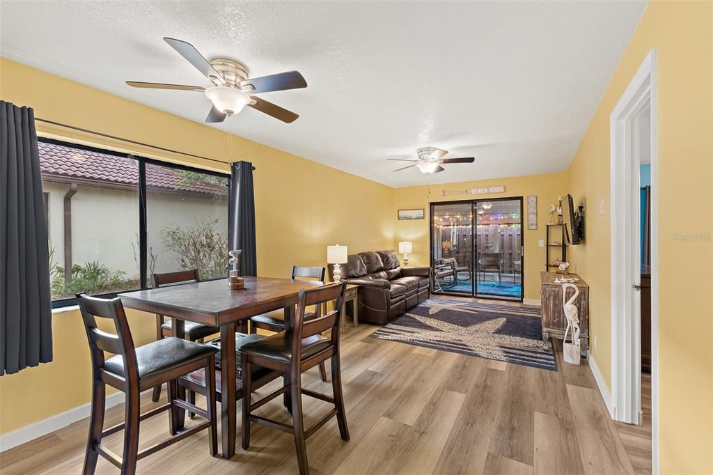 For Sale: $345,000 (2 beds, 2 baths, 923 Square Feet)