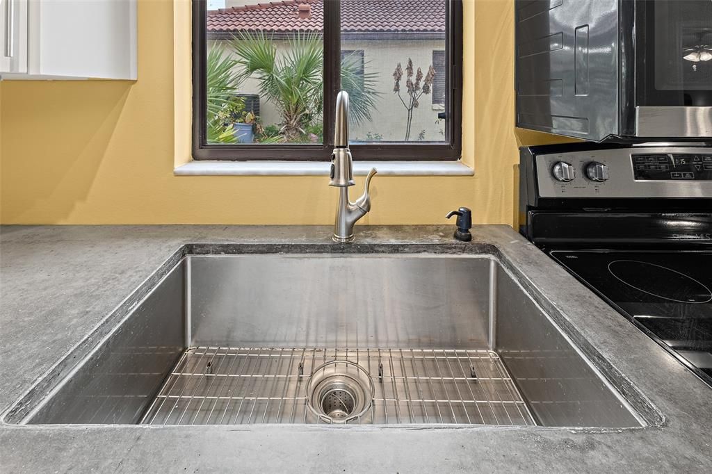For Sale: $345,000 (2 beds, 2 baths, 923 Square Feet)