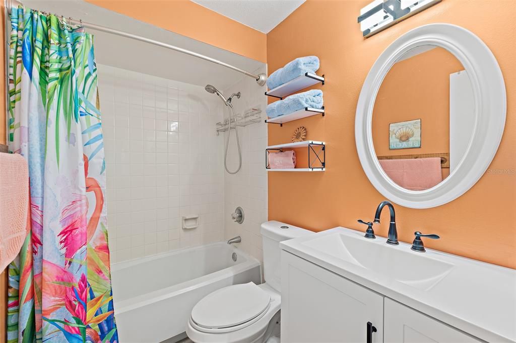 For Sale: $345,000 (2 beds, 2 baths, 923 Square Feet)