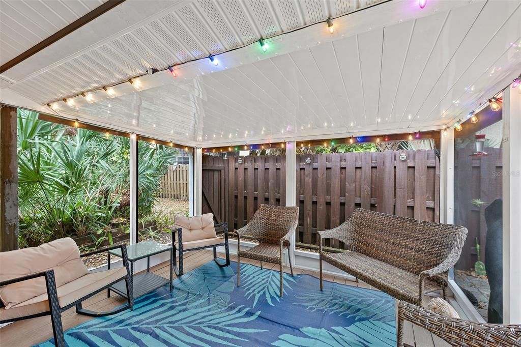 For Sale: $345,000 (2 beds, 2 baths, 923 Square Feet)