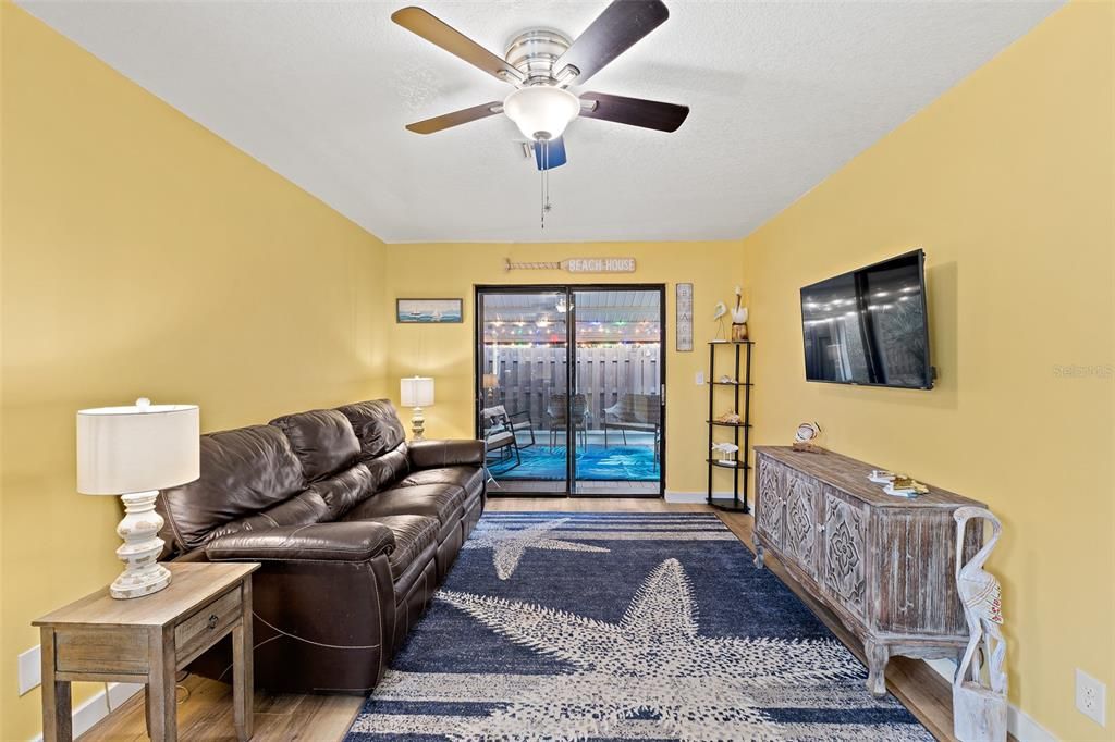 For Sale: $345,000 (2 beds, 2 baths, 923 Square Feet)