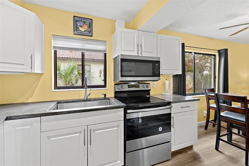 For Sale: $345,000 (2 beds, 2 baths, 923 Square Feet)