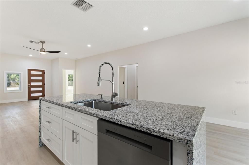 На продажу: $379,000 (4 спален, 2 ванн, 1674 Квадратных фут)