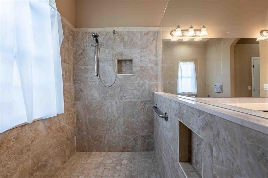 En Venta: $774,900 (3 camas, 2 baños, 2406 Pies cuadrados)