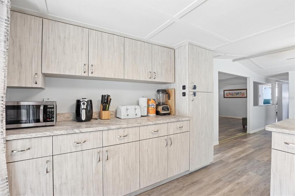 For Sale: $339,900 (2 beds, 1 baths, 552 Square Feet)