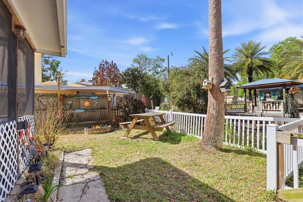 For Sale: $339,900 (2 beds, 1 baths, 552 Square Feet)