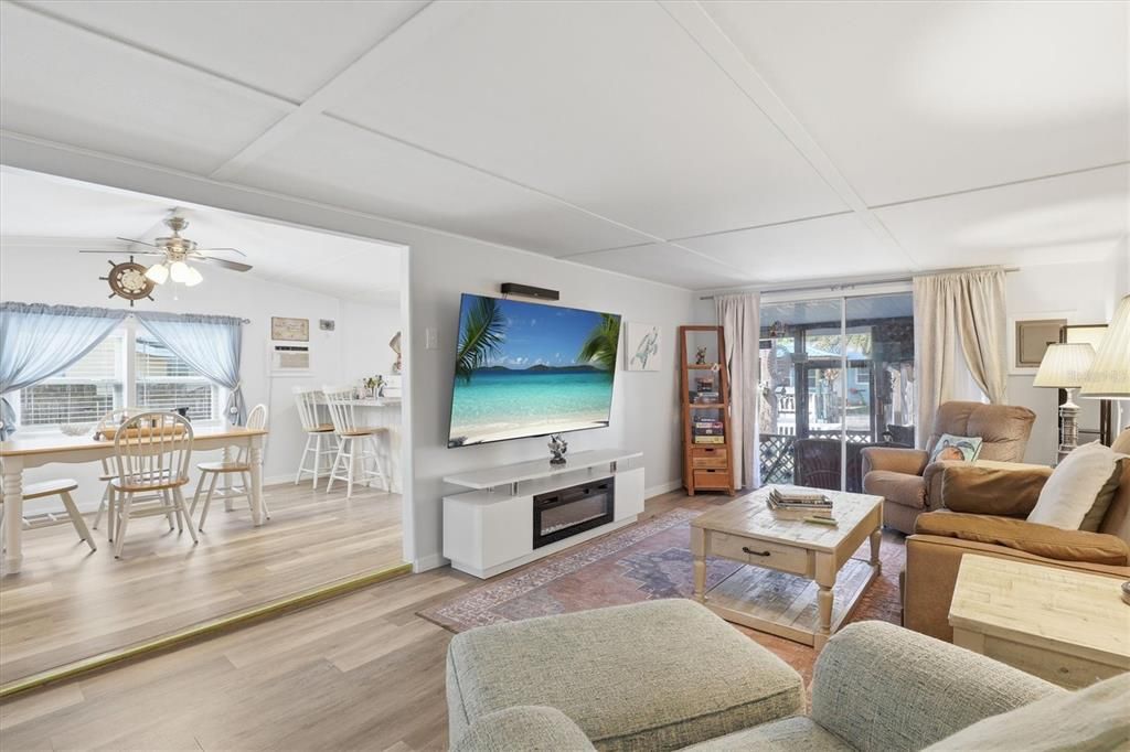 For Sale: $339,900 (2 beds, 1 baths, 552 Square Feet)