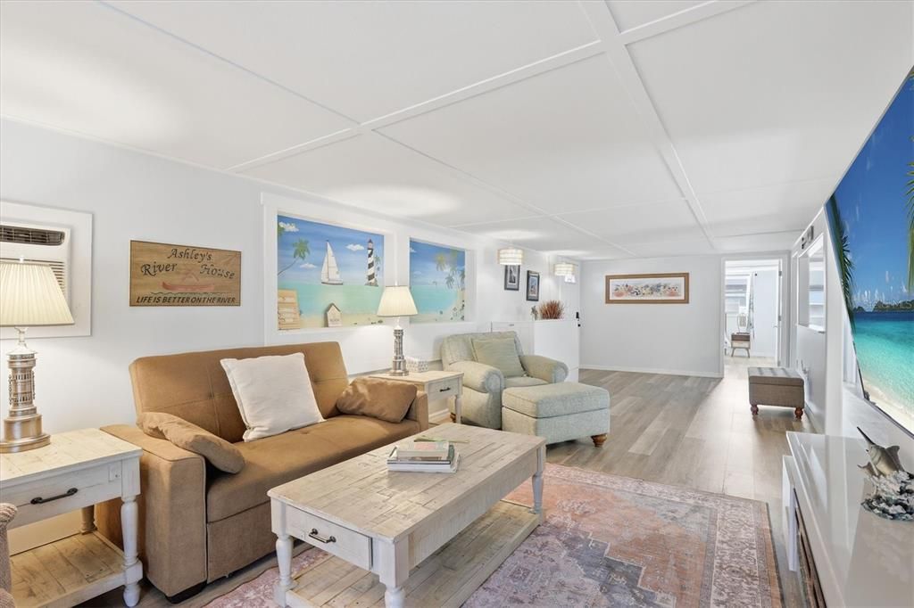 For Sale: $339,900 (2 beds, 1 baths, 552 Square Feet)