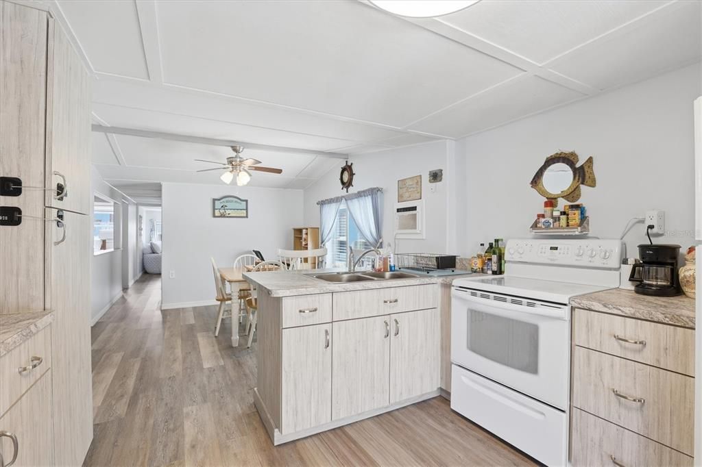 For Sale: $339,900 (2 beds, 1 baths, 552 Square Feet)