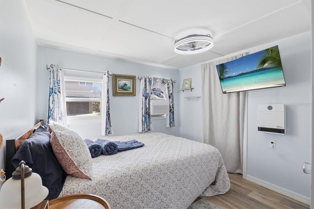 For Sale: $339,900 (2 beds, 1 baths, 552 Square Feet)